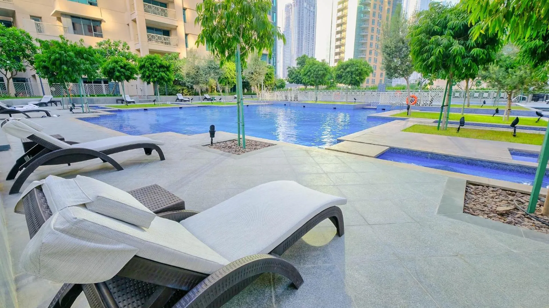 Modernized 2 Bedroom Apartment In Downtown And Sleeps 6 ドバイ
