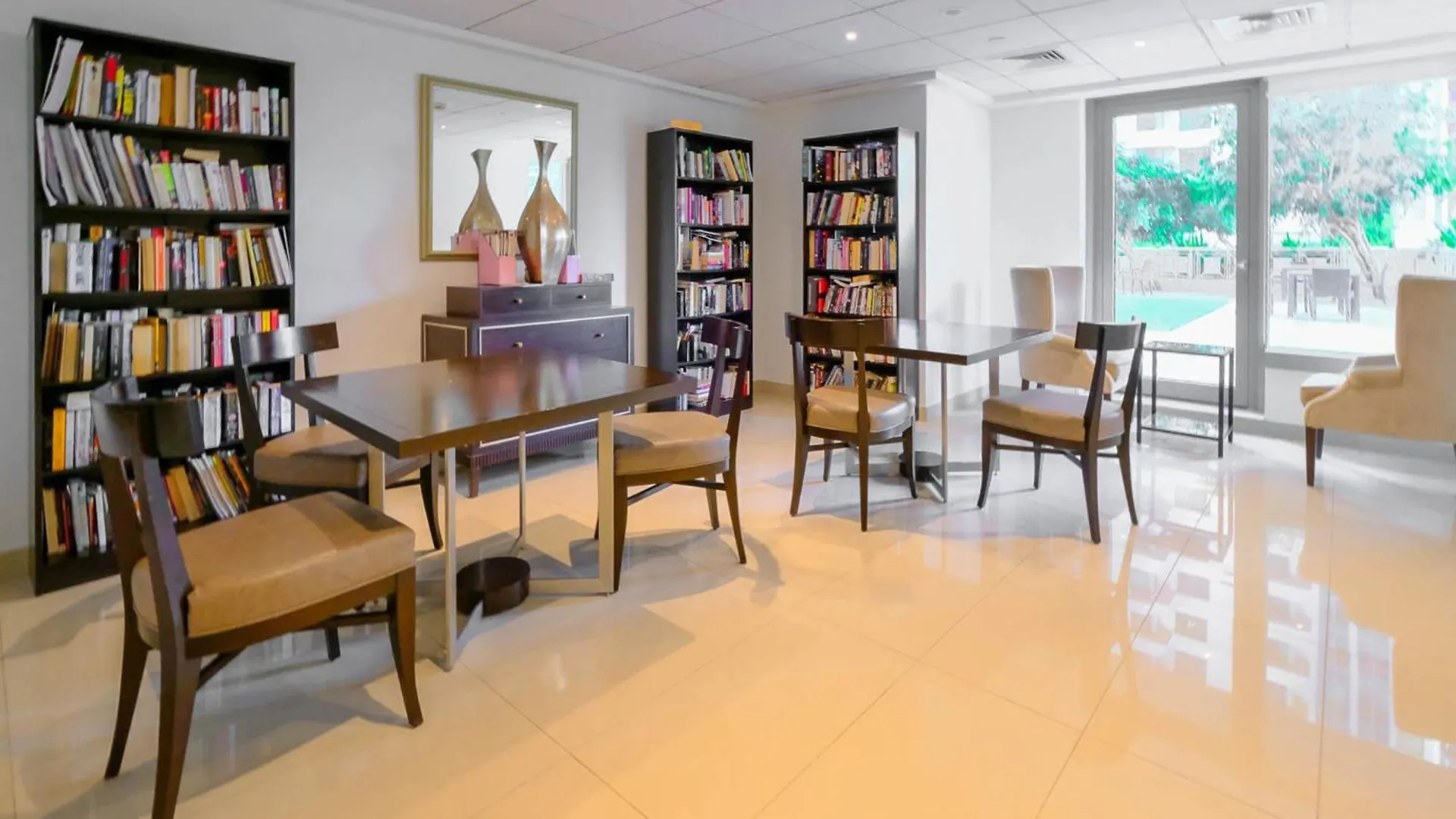 Modernized 2 Bedroom Apartment In Downtown And Sleeps 6 ドバイ