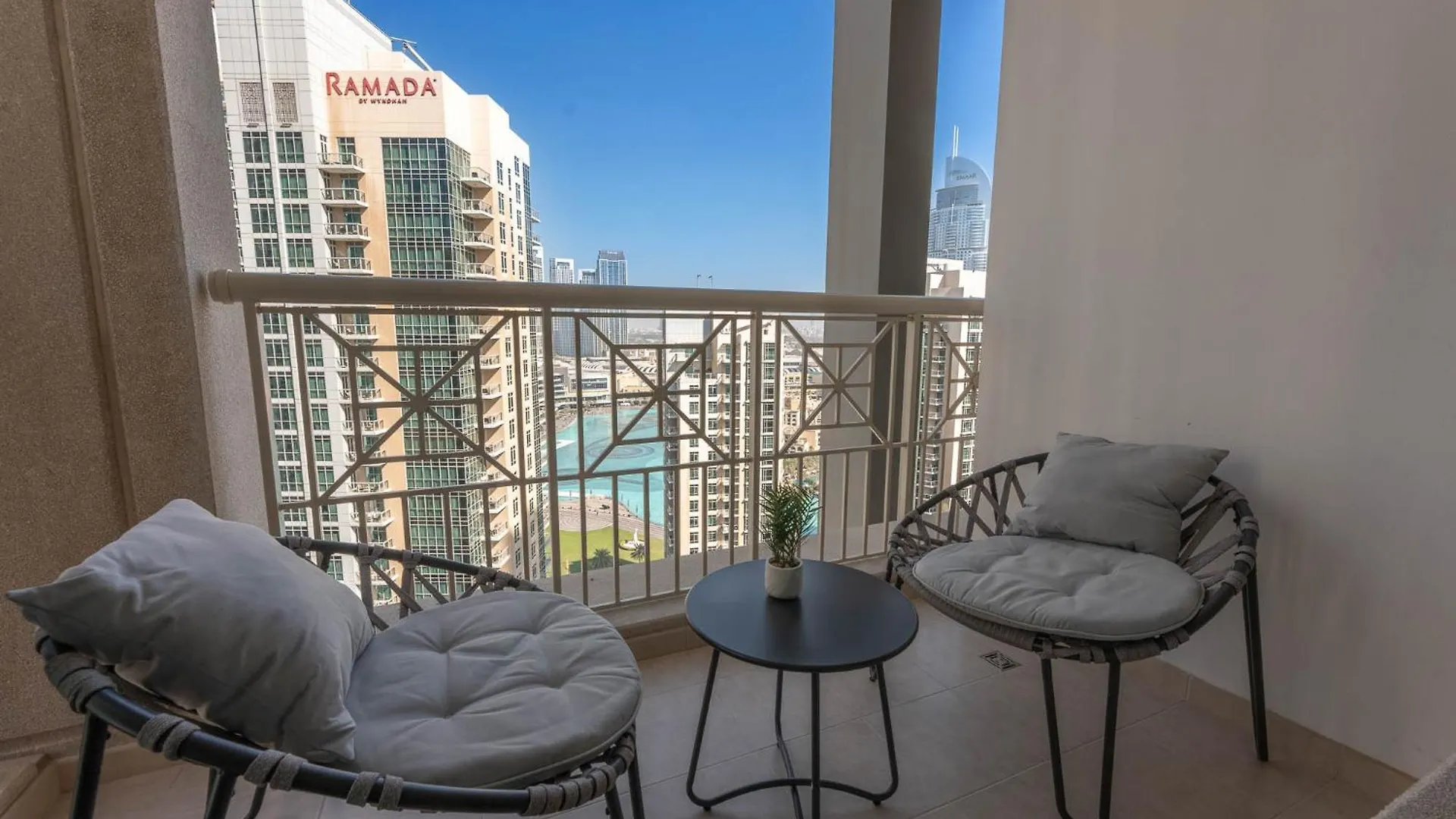 Modernized 2 Bedroom Apartment In Downtown And Sleeps 6 ドバイ