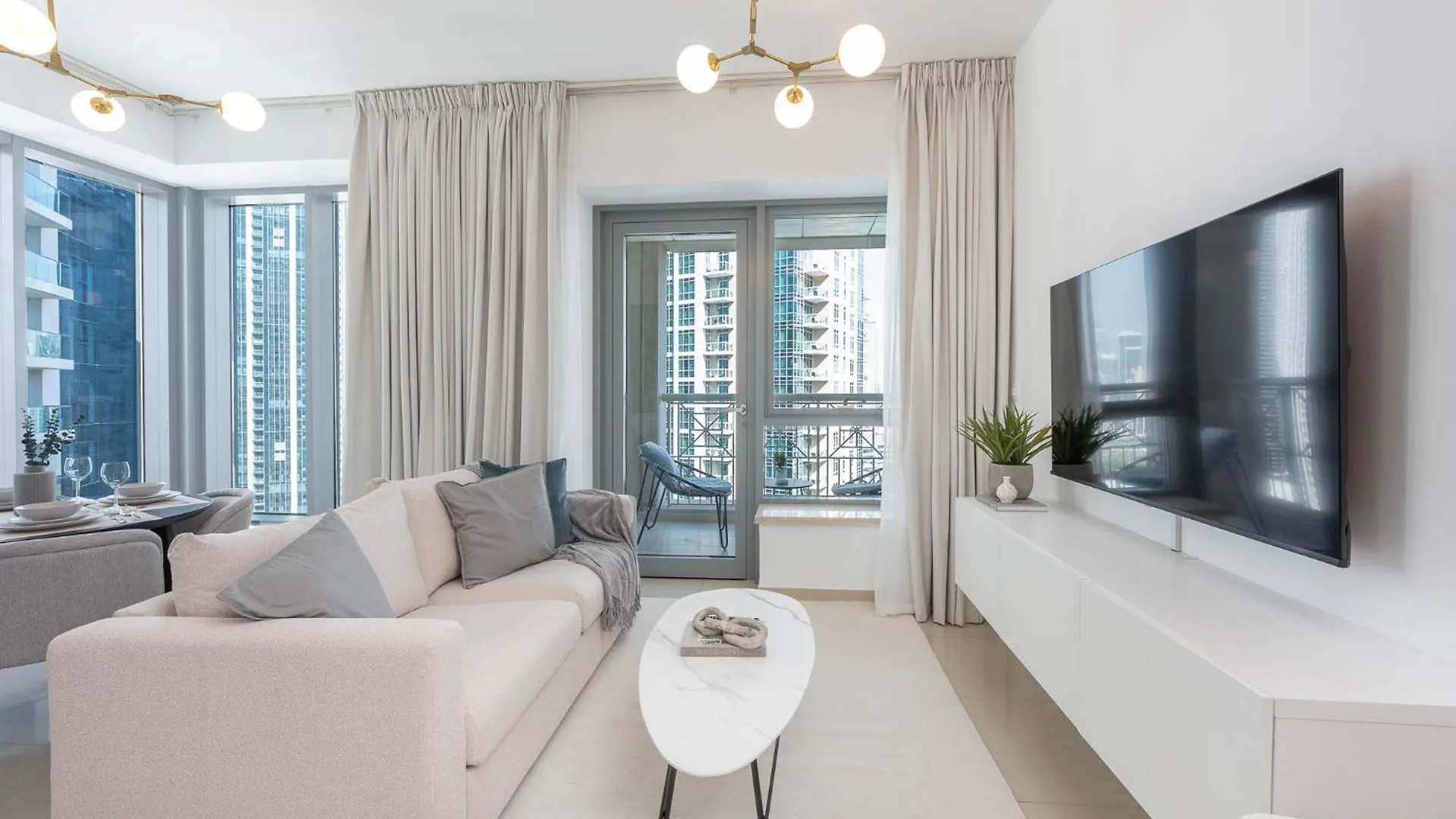 Modernized 2 Bedroom Apartment In Downtown And Sleeps 6 ドバイ