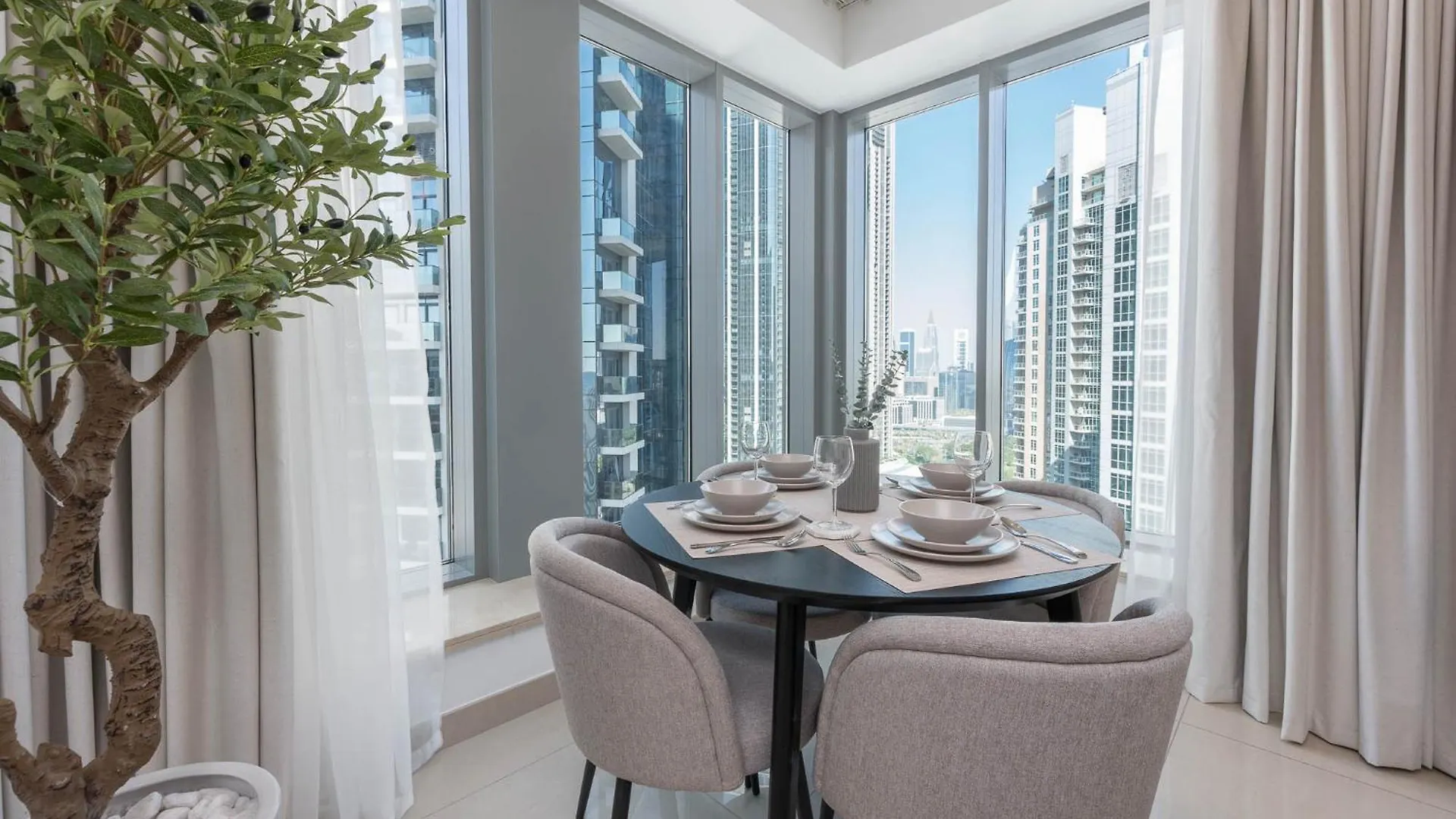 Modernized 2 Bedroom Apartment In Downtown And Sleeps 6 ドバイ アラブ首長国連邦