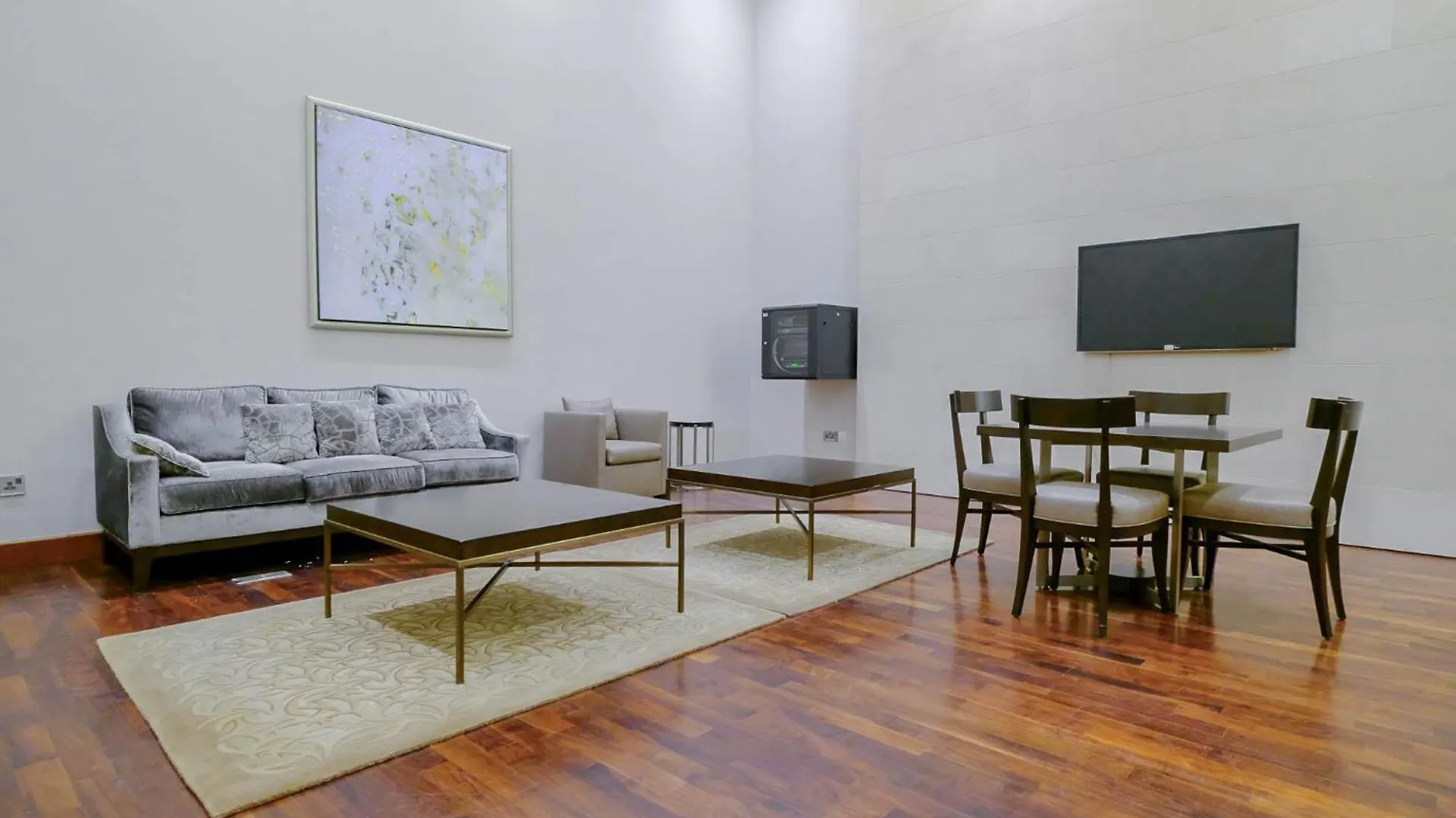 Modernized 2 Bedroom Apartment In Downtown And Sleeps 6 ドバイ