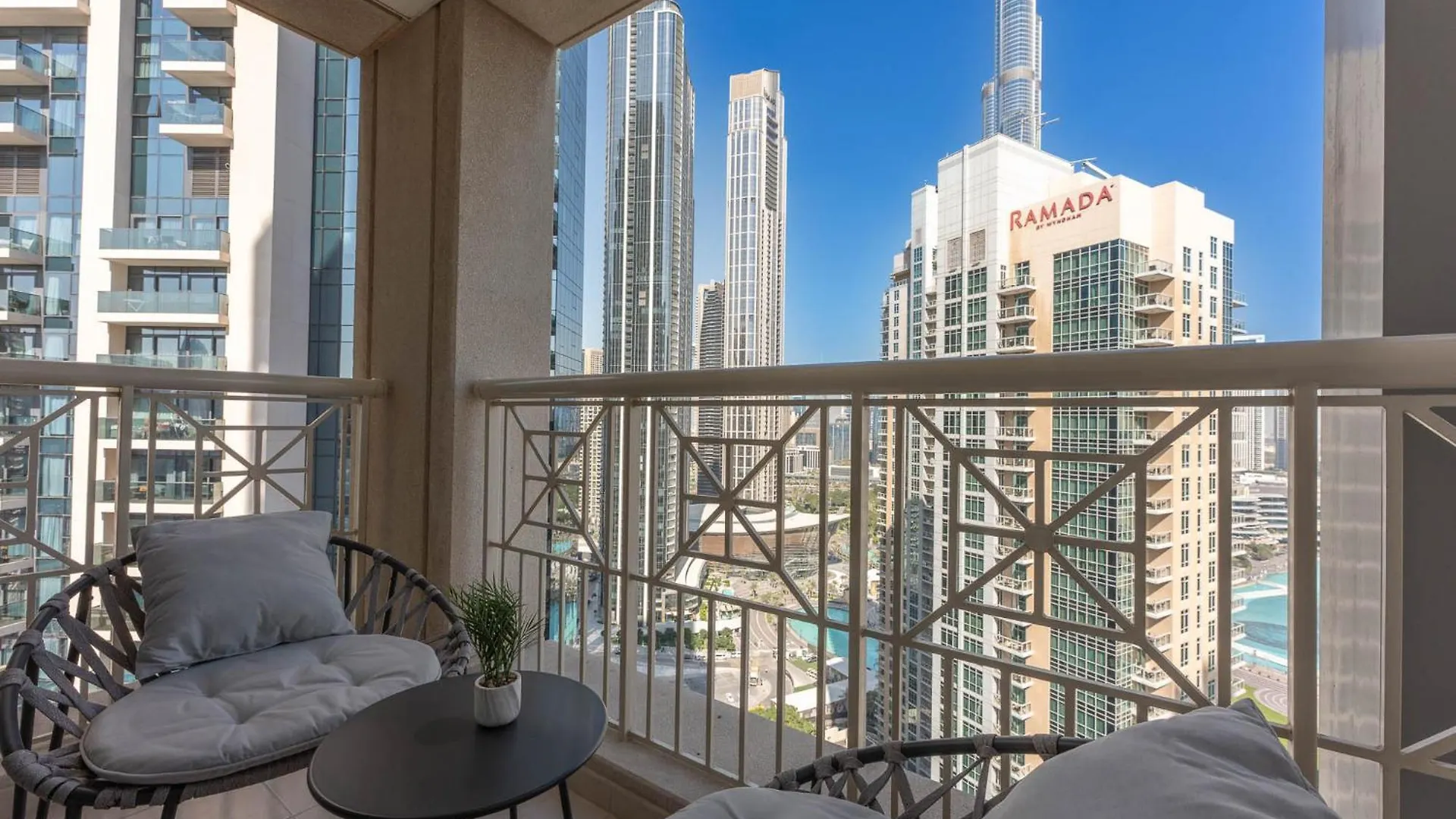 Modernized 2 Bedroom Apartment In Downtown And Sleeps 6 ドバイ