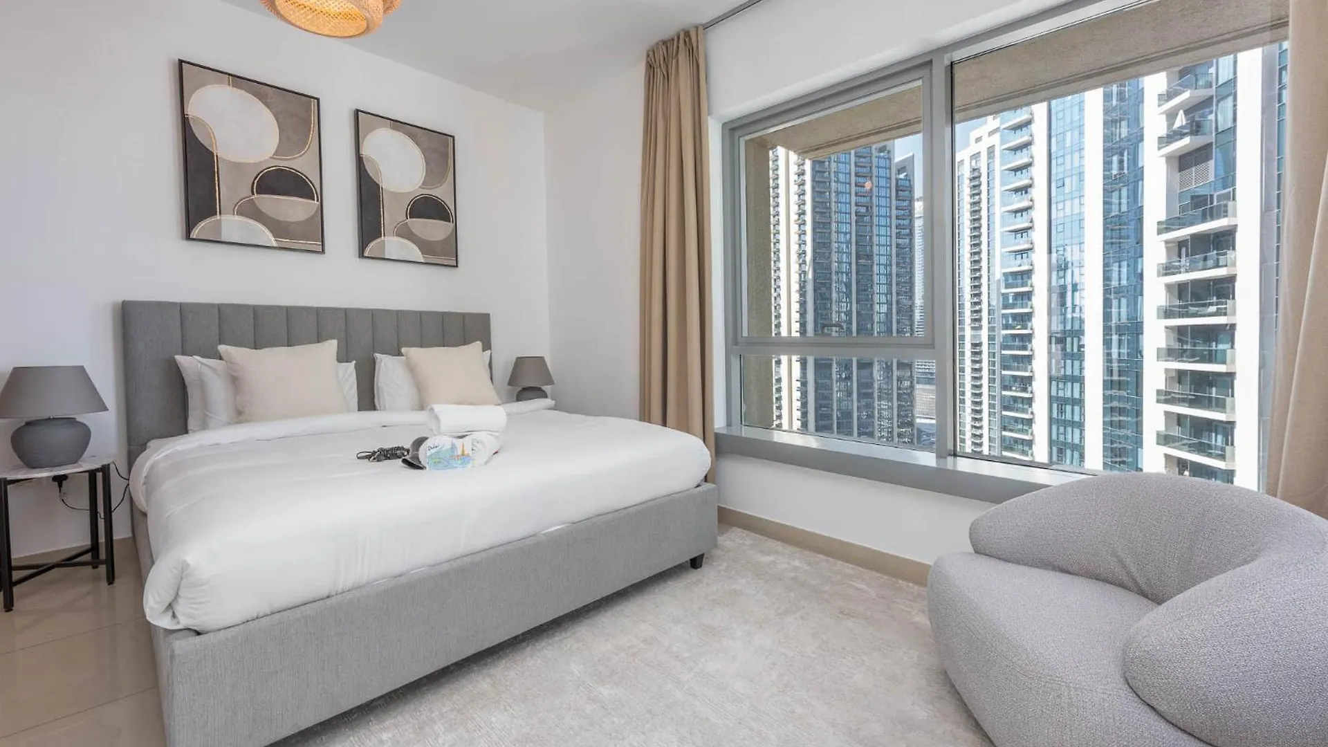 Modernized 2 Bedroom Apartment In Downtown And Sleeps 6 ドバイ