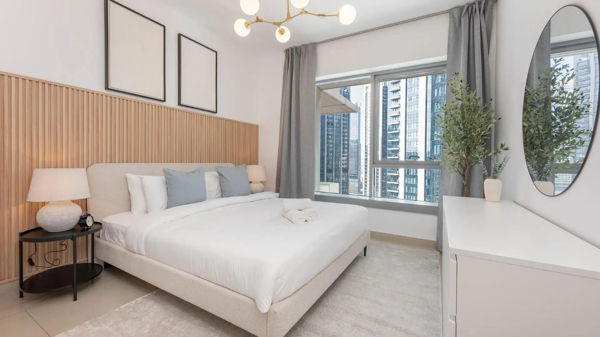 Modernized 2 Bedroom Apartment In Downtown And Sleeps 6 ドバイ 0*,
