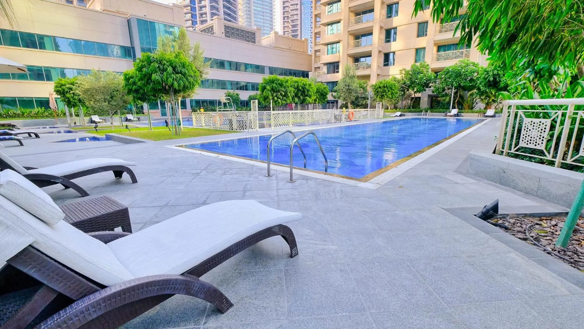 Modernized 2 Bedroom Apartment In Downtown And Sleeps 6 ドバイ