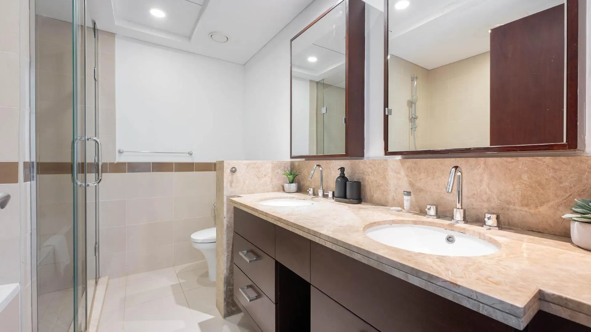 Modernized 2 Bedroom Apartment In Downtown And Sleeps 6 ドバイ