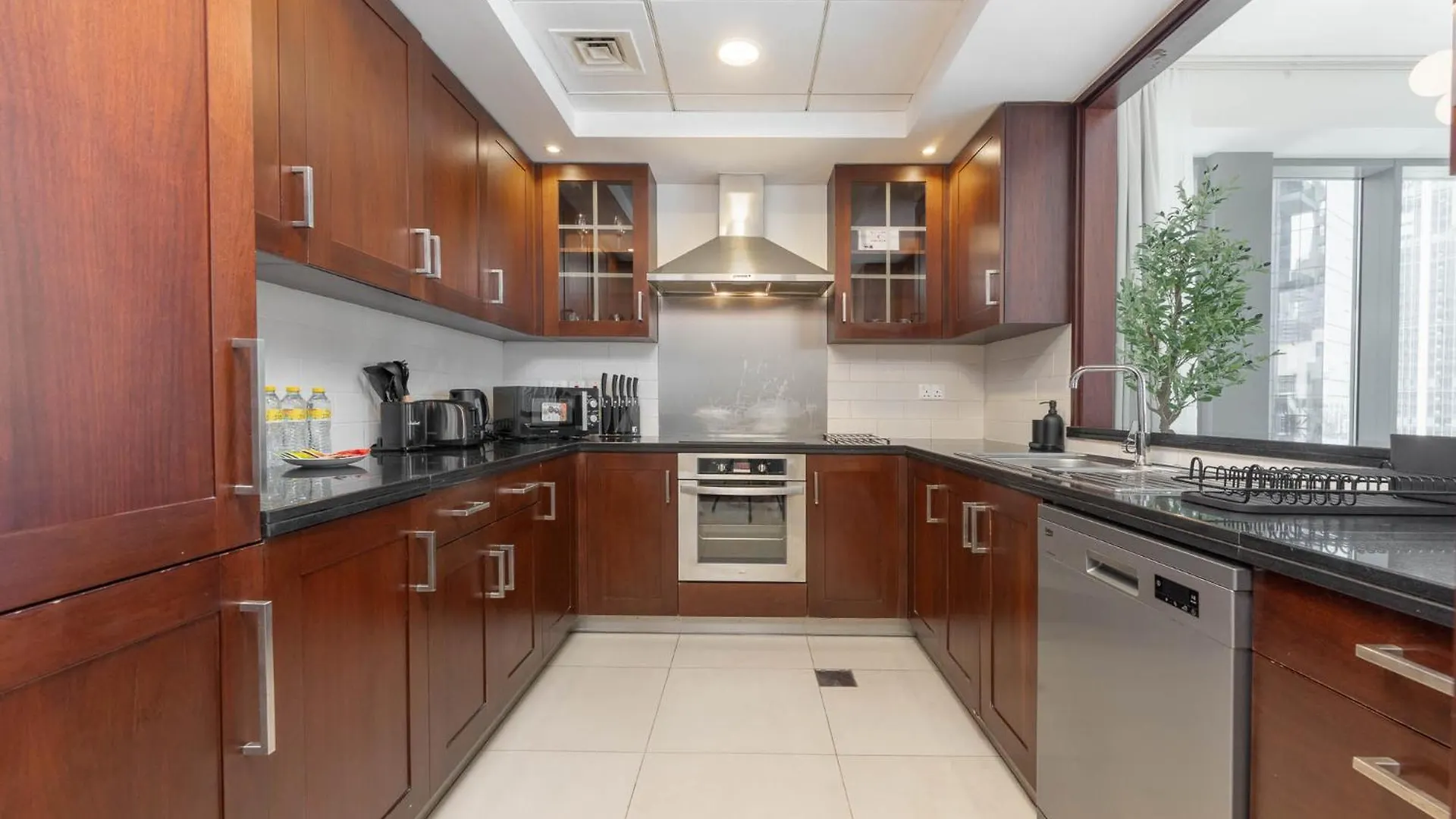 Modernized 2 Bedroom Apartment In Downtown And Sleeps 6 ドバイ