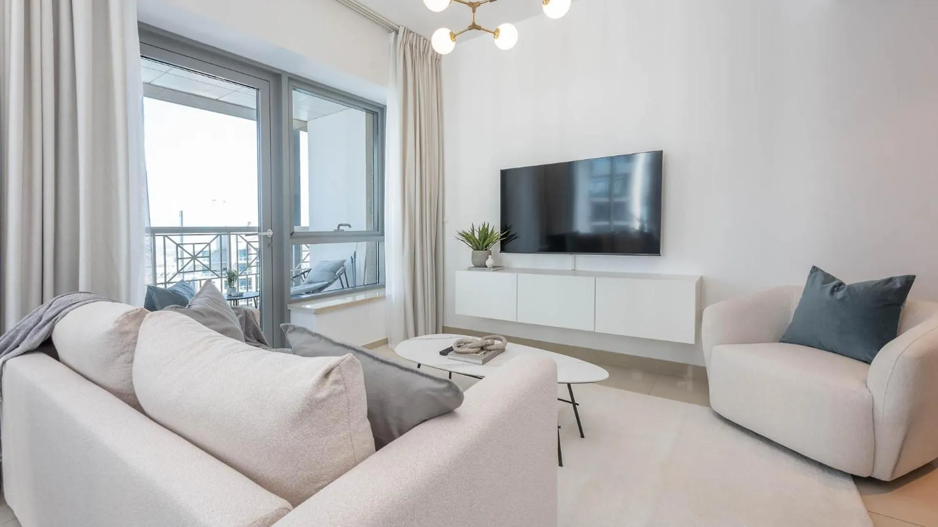 Modernized 2 Bedroom Apartment In Downtown And Sleeps 6 ドバイ 0*,
