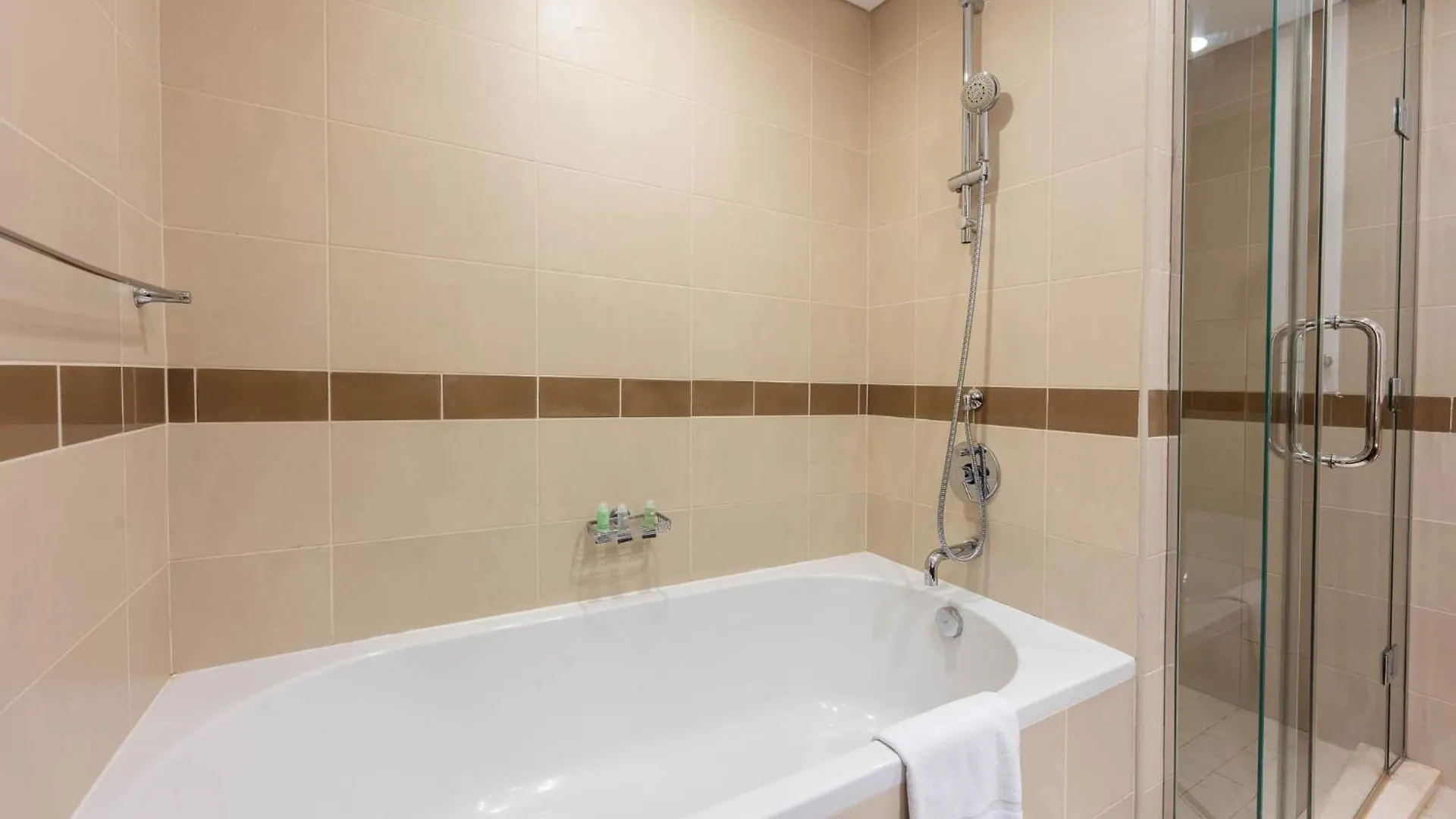 Modernized 2 Bedroom Apartment In Downtown And Sleeps 6 ドバイ