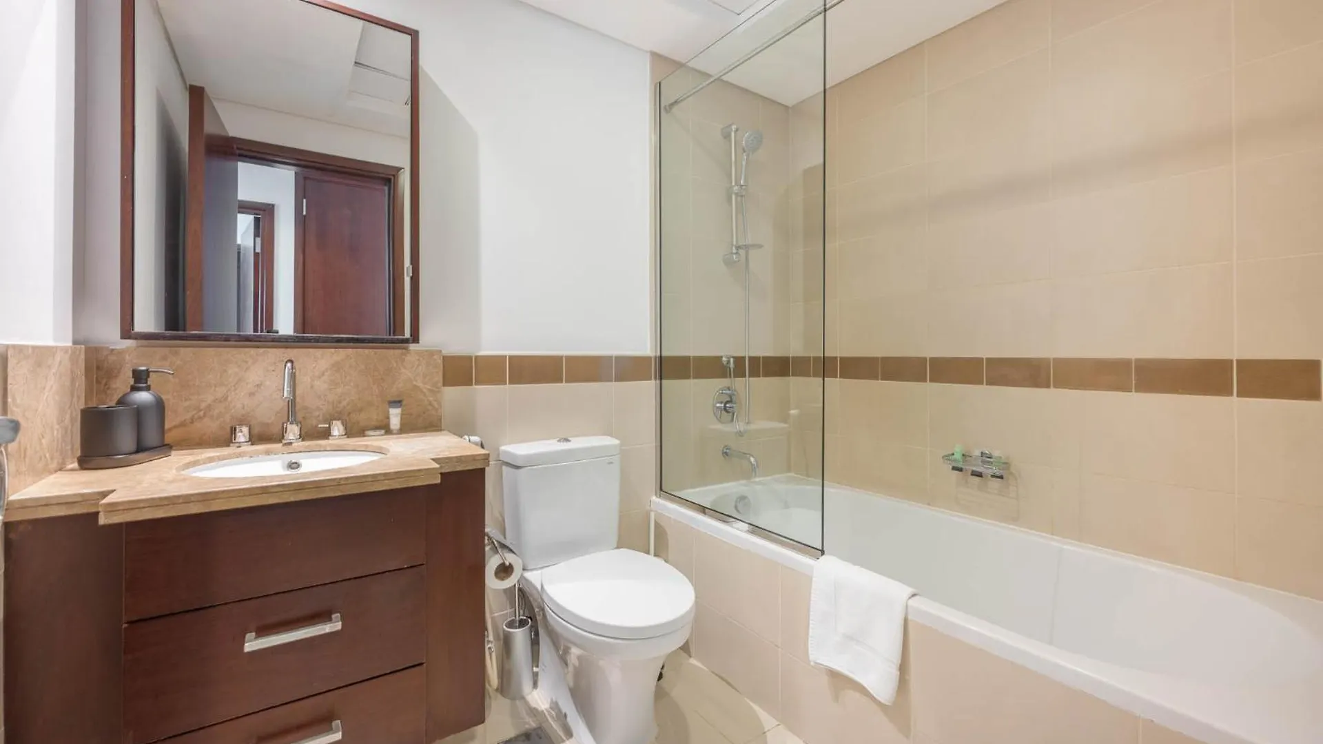 Modernized 2 Bedroom Apartment In Downtown And Sleeps 6 ドバイ