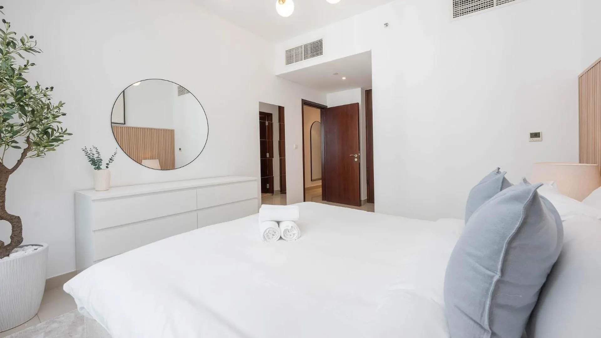 Modernized 2 Bedroom Apartment In Downtown And Sleeps 6 ドバイ